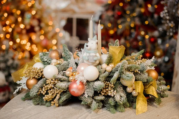 木のおもちゃ、キャンドル、モミの木の枝で飾られたクリスマス compisitions — ストック写真