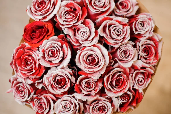 Adorabile rose rosse decorate con sabbia bianca glitter — Foto Stock