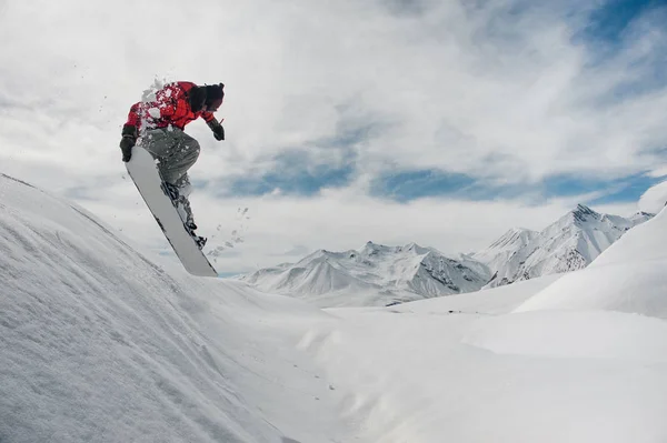 Skoki Mężczyzn Snowboardzista Utrzymując Jedną Rękę Snowboardzie Tle Niezwykle Piękne — Zdjęcie stockowe