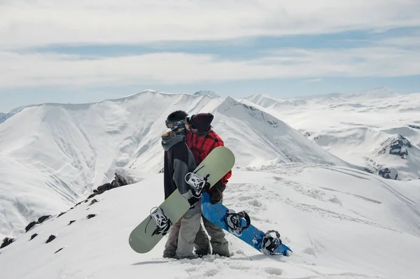 Chica Niño Pie Besándose Las Montañas Con Tablas Snowboard Fondo —  Fotos de Stock