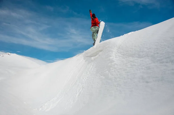 Saltando Macho Snowboarder Manteniendo Una Mano Tabla Snowboard Increíble Fondo —  Fotos de Stock