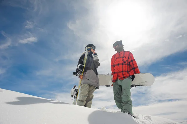 Niña Niño Pie Las Montañas Con Tablas Snowboard Fondo Increíblemente —  Fotos de Stock