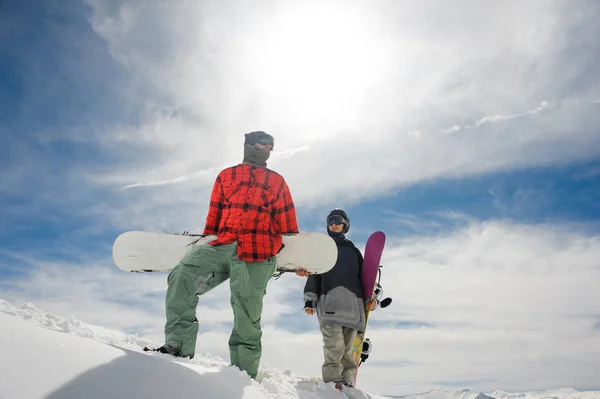 Niña Niño Pie Las Montañas Con Tablas Snowboard Sus Manos —  Fotos de Stock