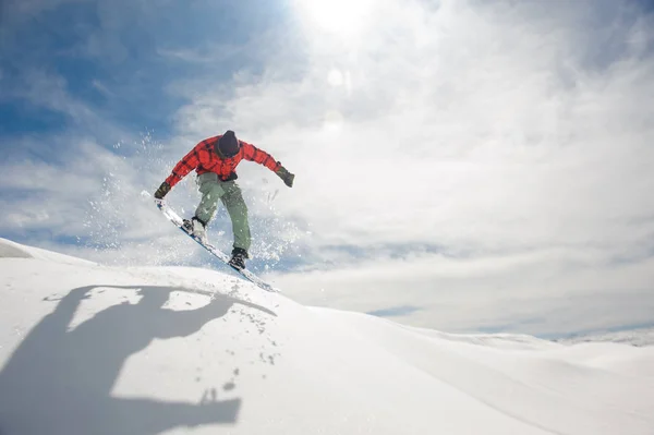 Прыгающий Мужчина Сноубордист Держит Одну Руку Сноуборде Удивительном Голубом Фоне — стоковое фото