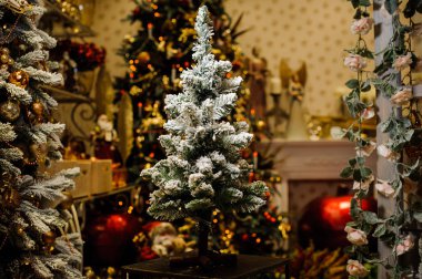 Yapay kar ile süslenen küçük yapay Noel ağacı