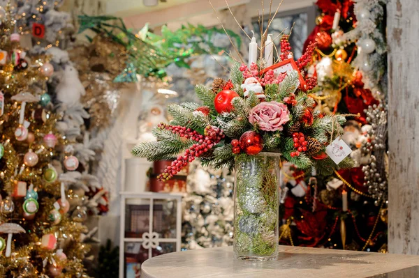 Рождественский Стол Цветочный Состав Прозрачной Вазе Ели Розы Красных Ягод — стоковое фото