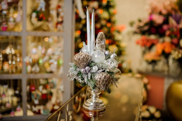 Kerst Decoratieve Compositie Gemaakt Van Kaarsen Fir Boomtakken Glazen Speelgoed — Stockfoto