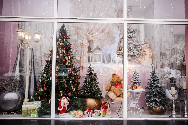 Vackra Festlig Jul Skyltfönster Med Inredda Konstgjorda Julgranar Och Leksaker — Stockfoto