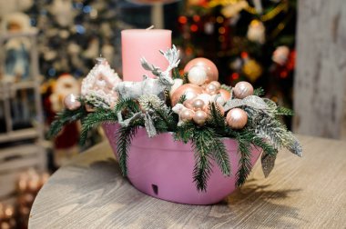 Güzel Noel tablo Dekoratif mum, oyuncak geyik, cam topları ve kompozisyonu köknar ağacı Festival arka plan karşı pembe aranjman