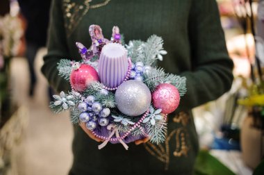 Şirin bir Noel kompozisyon n pembe ve mavi tonları yapılan mum, çam ağacı ve cam tutan kadın topları vazo içinde