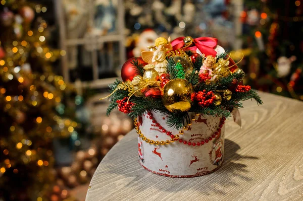 Composição Decorativa Natal Caixa Com Ramos Abeto Decorados Com Bolas — Fotografia de Stock