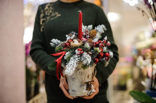 Gazdaság Egy Gyönyörű Karácsonyi Összetétele Fenyő Üveggolyó Kúpok Gyertya Váza — Stock Fotó