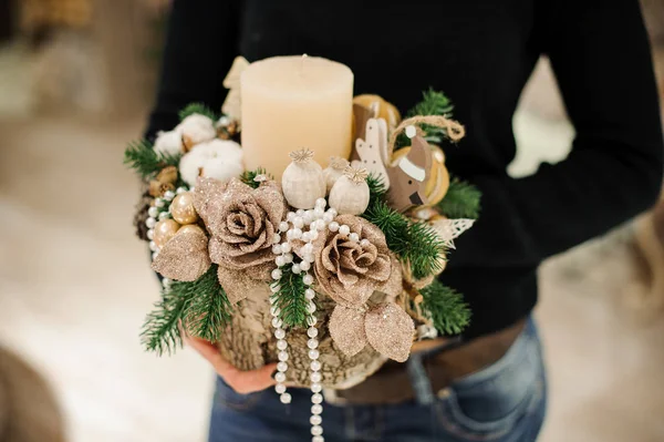 Mujer Sosteniendo Una Hermosa Composición Navidad Elegante Hecha Vela Rosas —  Fotos de Stock
