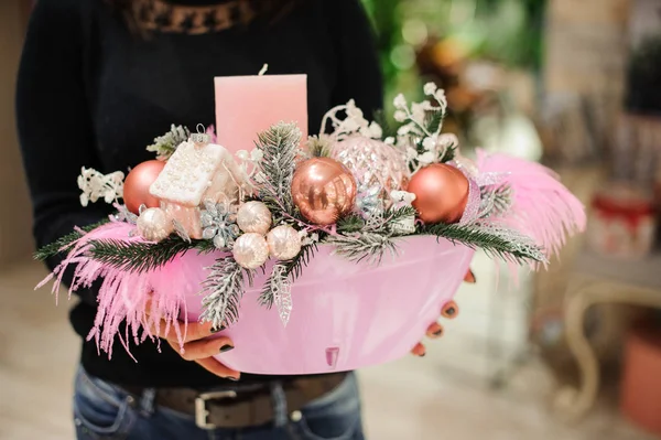 Jul Dekorativa Sammansättning Med Söt Rosa Ljus Leksak Glashus Bollar — Stockfoto