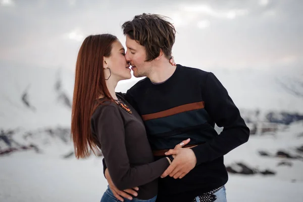 Young Beautiful Couple Kissing Standing Background Snowy Mountains Vacations — Stock Photo, Image