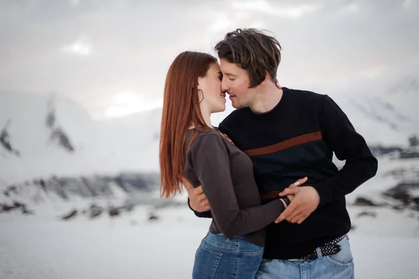 Jonge Mooie Paar Verliefd Zoenen Staande Achtergrond Van Besneeuwde Bergen — Stockfoto