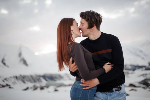 Νέοι Και Όμορφη Εραστές Φιλί Στέκεται Στο Φόντο Των Χιονισμένα — Φωτογραφία Αρχείου