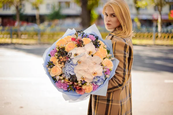 Ragazza Cappotto Autunno Tenendo Mano Bellissimo Mazzo Fiori Diversi Carta — Foto Stock