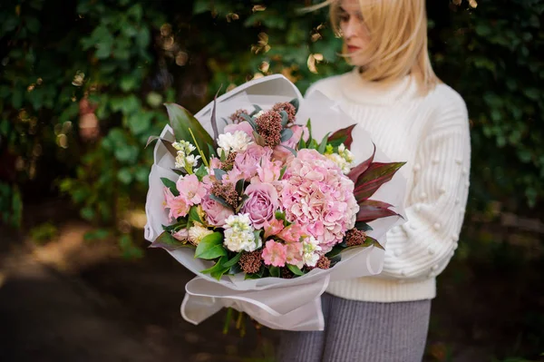 Chica Sonriente Suéter Blanco Sosteniendo Sus Manos Hermoso Ramo Flores — Foto de Stock