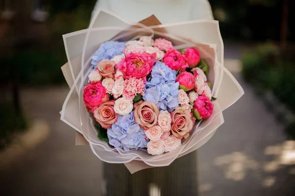 Woman White Sweather Holding Her Hands Bouquet Tender Pink Blue — Stock Photo, Image