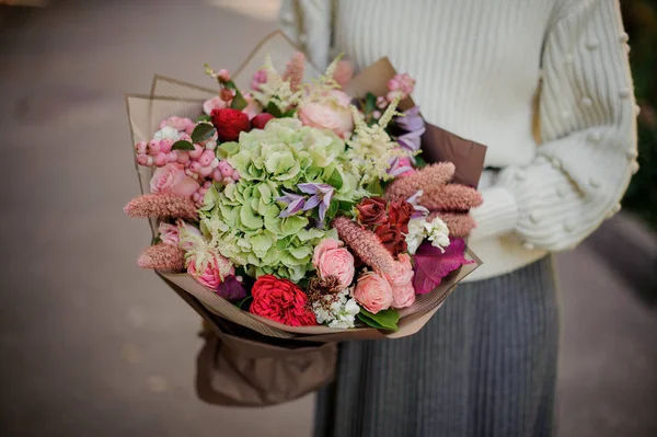 Mujer Suéter Blanco Sosteniendo Sus Manos Ramo Tiernas Flores Otoño — Foto de Stock