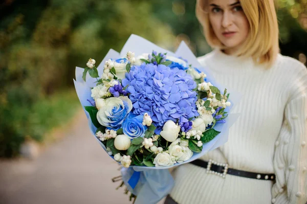 Gadis Pirang Sweather Putih Memegang Tangannya Buket Bunga Biru Lembut — Stok Foto