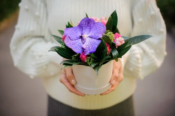 Chica Suéter Blanco Sosteniendo Sus Manos Una Caja Blanca Orquídea — Foto de Stock