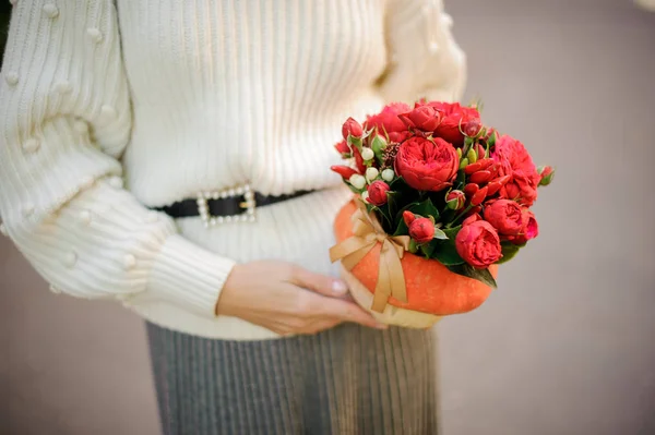 Onu Elinde Tutan Beyaz Sweather Kız Balkabağına Kırmızı Çiçekler Kırmızı — Stok fotoğraf