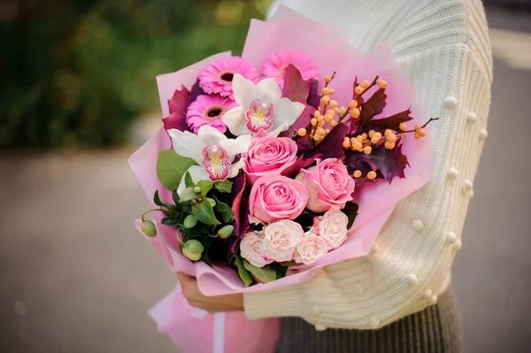 Girl White Sweather Holding Her Hands Huge Bouquet Pink White — Stock Photo, Image