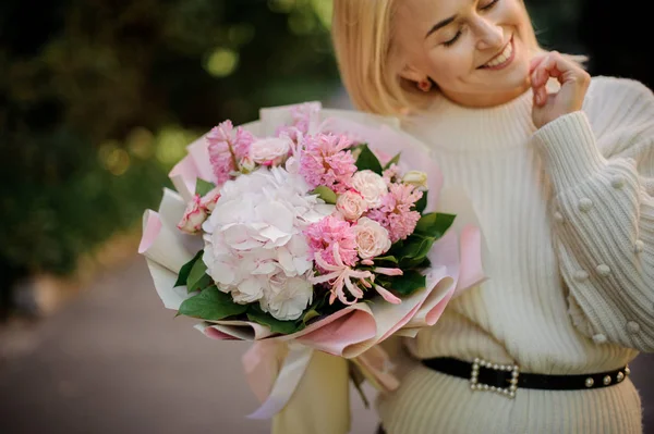 그녀의 부드러운 분홍색 꽃다발 Sweather에 — 스톡 사진