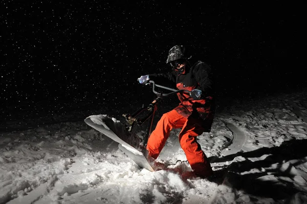 Młodych Aktywnych Snowboardzista Ubrani Pomarańczowe Sprawny Skoki Snowy Wzgórza Nocy — Zdjęcie stockowe