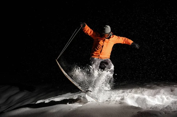 Actieve Snowboarder Gekleed Het Oranje Sportkleding Masker Springen Een Besneeuwde — Stockfoto