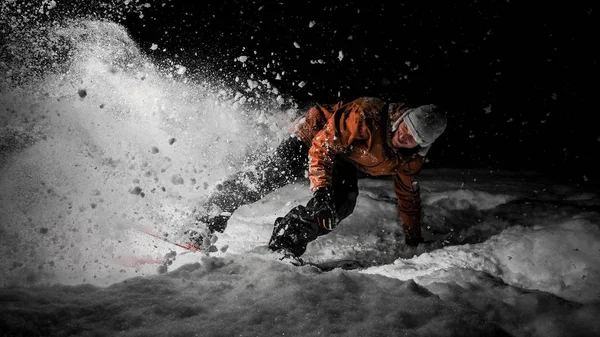 Lachende Snowboarder Oranje Jas Rijden Een Besneeuwde Poeder Heuvel Donkere — Stockfoto