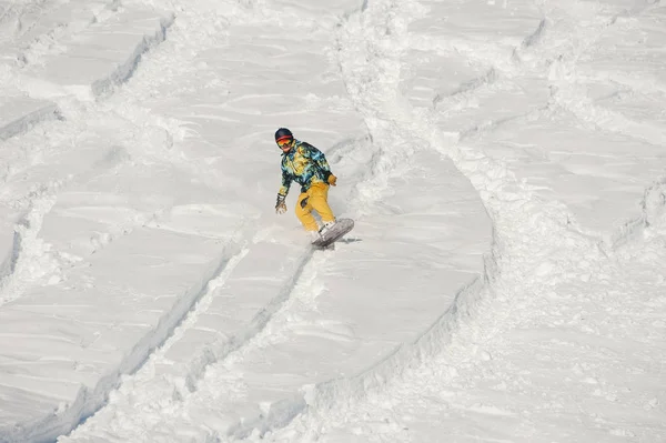 Snowboarder Sportswear Laranja Descendo Uma Colina Neve Dia Inverno Brilhante — Fotografia de Stock
