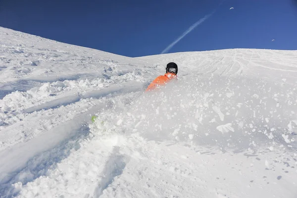 Snowboarder Narancssárga Sportruházat Lovaglás Snow Hill Ragyogó Napsütéses Téli Napon — Stock Fotó