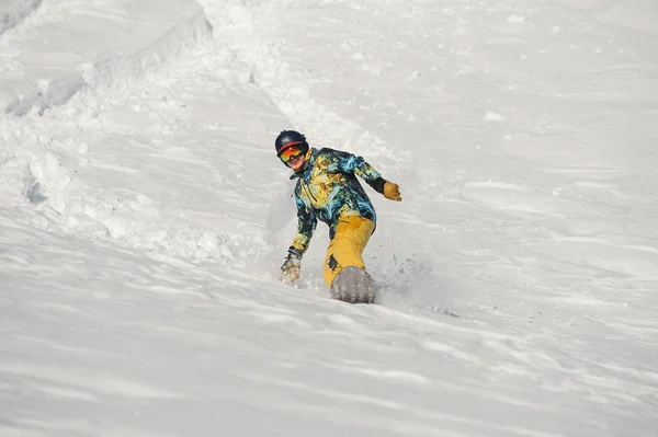 Giovane Snowboarder Abbigliamento Sportivo Arancione Sella Una Collina Neve Luminosa — Foto Stock