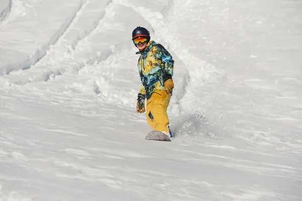 Giovane Snowboarder Attivo Abbigliamento Sportivo Arancione Sella Una Collina Neve — Foto Stock
