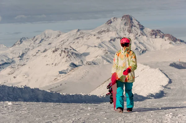Mulher Snowboarder Capacete Esportes Rosa Sportswear Colorido Brilhante Contra Picos — Fotografia de Stock