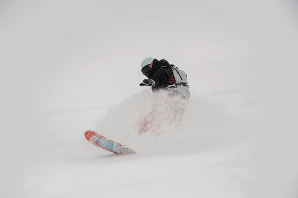 专业活动滑雪板在古多里的白色背景上骑在纯高山斜坡上的粉末 — 图库照片