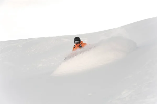 Snowboarders Ativos Sportswear Alaranjado Que Monta Abaixo Inclinação Montanha Encontro — Fotografia de Stock