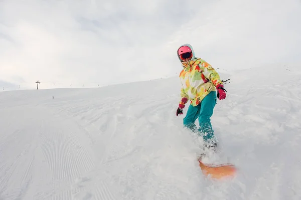 Mulher Sorrindo Snowboarder Sportswear Brilhante Cavalgando Pela Encosta Montanha Contra — Fotografia de Stock