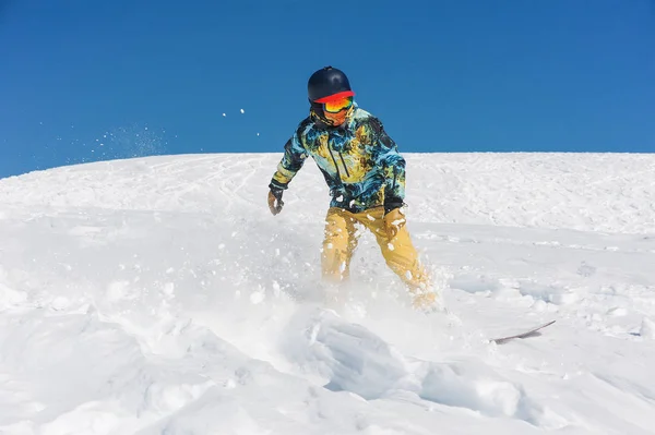 Snowboarder Profissional Sportswear Brilhante Andando Por Uma Encosta Montanha Contra — Fotografia de Stock