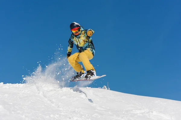 Junger Aktiver Snowboarder Springt Heller Sportbekleidung Berghang Gegen Den Blauen — Stockfoto