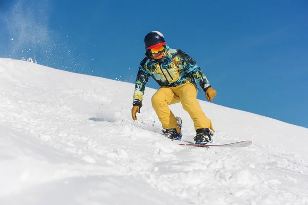 Snowboarder Világos Sportruházat Lovaglás Hegy Lejtőjén Kék Grúzia Ellen — Stock Fotó