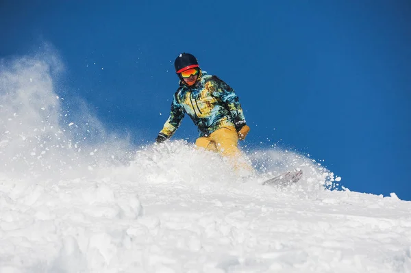 Snowboarder Sportswear Brilhante Descendo Uma Encosta Montanha Contra Céu Azul — Fotografia de Stock