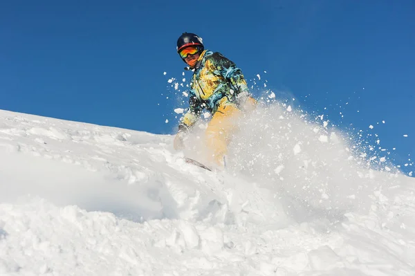 Active Snowboardzista Jasne Sportowej Jazdy Dół Stoku Góry Proszek Przeciw — Zdjęcie stockowe