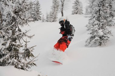 Erkek snowboard dağ turistik tatil Goderzi, Georgia'daki toz karda tepeden aşağı sürme