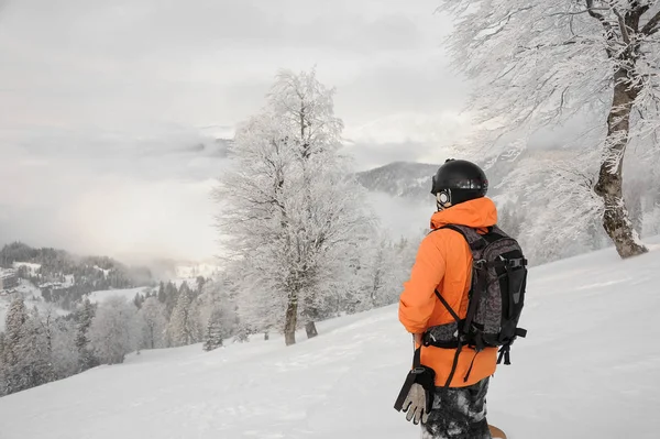 男子站在山上滑雪板和寻找距离在 Goderzi 格鲁吉亚的热门旅游胜地 — 图库照片
