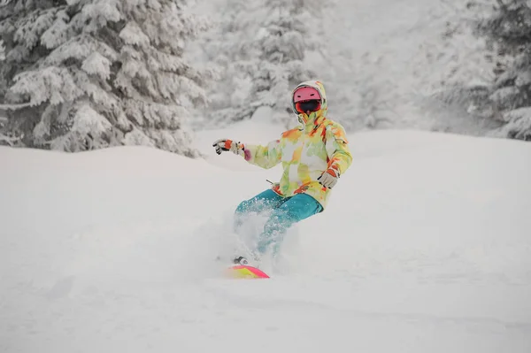 Mädchen Auf Dem Snowboard Auf Dem Pulverschnee Beliebten Touristenort Goderzi — Stockfoto