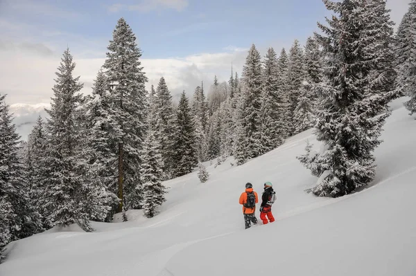 Dwa Snowboardziści Stojąc Góry Patrząc Odległość Popularnej Miejscowości Turystycznej Goderzi — Zdjęcie stockowe